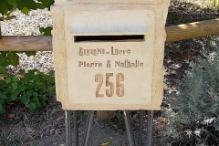boîte aux lettre sur son trône de fer