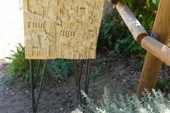 boîte aux lettre sur son trône de fer